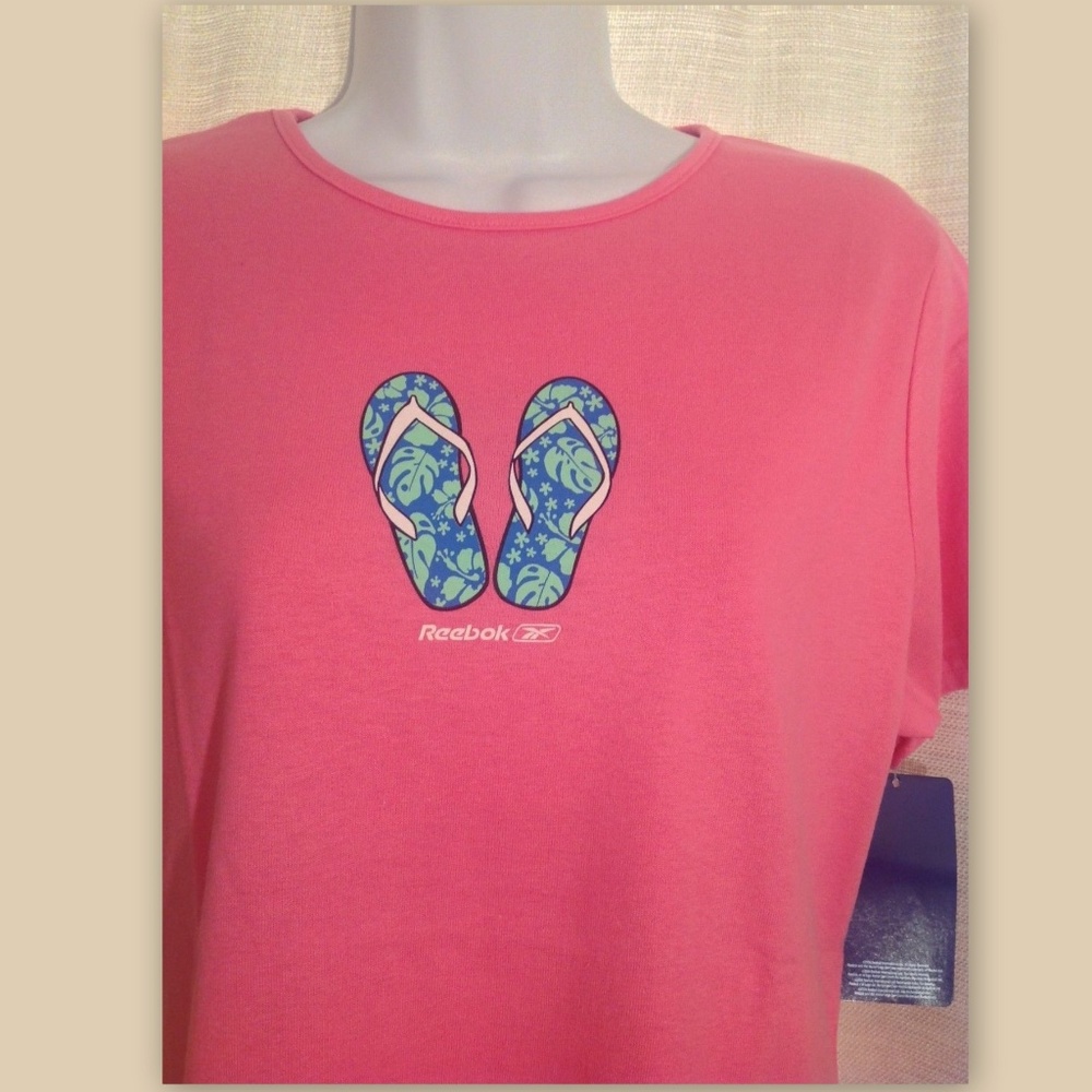 REEBOK Size Medium Bright Pink Flip Flops Sandals Cotton Rayon T-Shirt Tee NWT